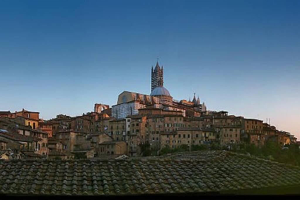 Tower Caratteristico In Pietra *